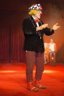 398px-Oleg_popov2.jpg